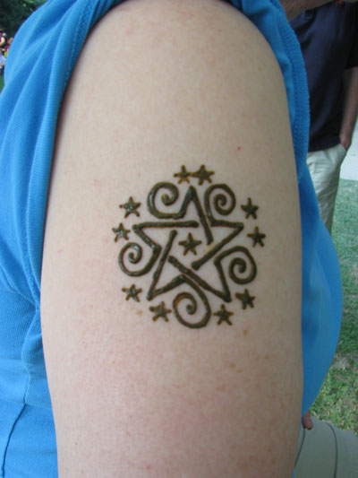 Henna-Stars-arm